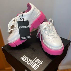 Zapatos love Moschino